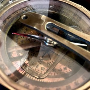 detalle brujula brunton 3