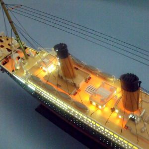 MAQUETA DE MADERA RMS TITANIC CON LUZ LED